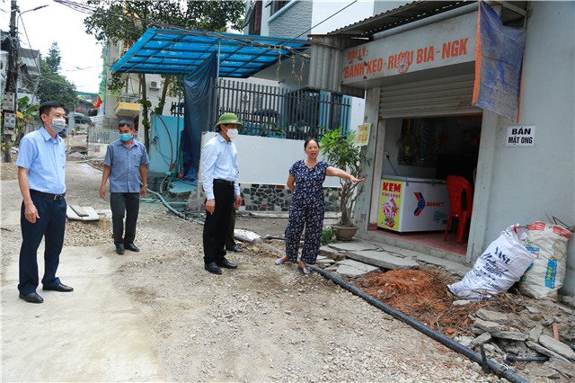 Đồng chí Vũ Văn Diện kiểm tra dự án Hoàn thiện hạ tầng kỹ thuật khắc phục xử lý ngập úng khu vực khu 7 phường Cao Thắng