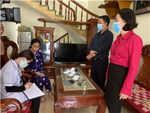 Phó Bí thư Thành uỷ Vũ Thị Mai Anh kiểm tra công tác sàng lọc sức khoẻ người dân