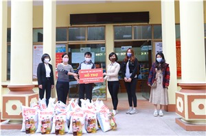 Công ty Quảng cáo Đô Thành: tặng quà cho hộ nghèo, hộ cận nghèo phường Cao Thắng
