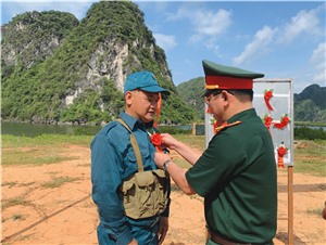 Kiểm tra bắn đạn thật cho lực lượng Tự vệ cụm Công ty Công nghiệp hoá chất mỏ Quảng Ninh