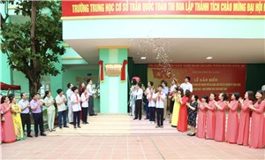 Gắn biển công trình Trường THCS Trần Quốc Toản chào mừng Đại hội Đảng bộ Thành phố lần thứ XXV