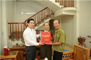 Đồng chí Nguyễn Anh Tú, Phó Bí thư TT Thành ủy thăm, tặng quà người có công với cách mạng