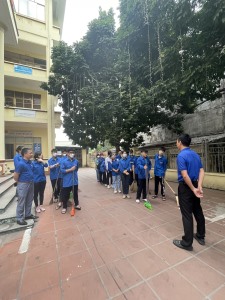 Đoàn thanh niên phường Cao Thắng tổ chức ra quân làm vệ sinh môi trường bóc xóa quảng cáo sai quy định.