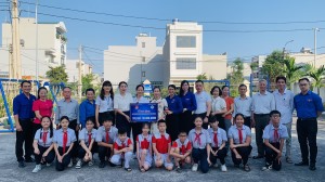 Ban Thường vụ Thành đoàn Hạ Long tổ chức chương trình chao tặng khu vui chơi cho thanh thiếu nhi trên địa bàn phường Cao Thắng thành phố Hạ Long