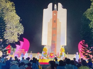 Trường THPT Ngô Quyền tham gia Lễ dâng hương tại Nghĩa trang Liệt sỹ Hà Tu