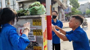 Đoàn Thanh niên phường Cao Thắng ra quân bóc, xoá quảng cáo rao vặt sai quy định