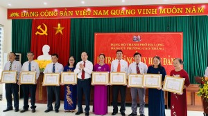 Đảng uỷ phường Cao Thắng tổ chức Lễ trao tặng Huy hiệu Đảng đợt 02/9/2024