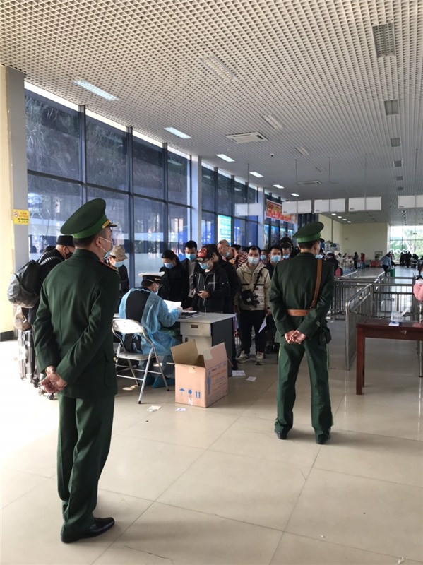 Các đồng chí bộ đội biên phòng tham gia tăng cường giám sát khách nhập cảnh tại cửa khẩu Móng Cái