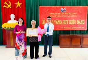 Đảng uỷ phường Cao Thắng tổ chức Lễ trao Huy hiệu Đảng đợt 19/5